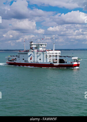 Red Funnel Autofähre Red Eagle Reisen in The Solent zwischen Southampton und Cowes auf der Isle Of Wight südlichen England UK Stockfoto