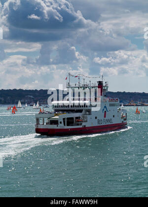 Red Funnel Autofähre Red Eagle Reisen in The Solent zwischen Southampton und Cowes auf der Isle Of Wight südlichen England UK Stockfoto