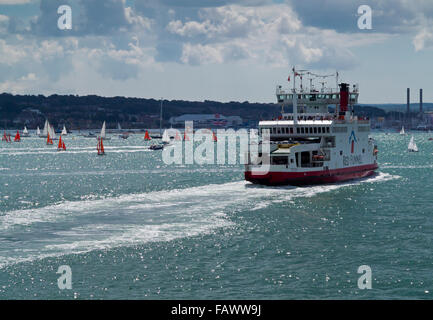 Red Funnel Roter Adlerorden Autofähre Reisen in The Solent zwischen Southampton und Cowes auf der Isle Of Wight südlichen England UK Stockfoto