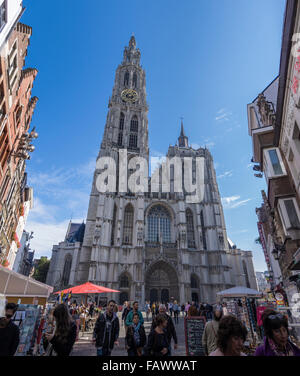 Fassade der Kathedrale von Notre-Dame (Onze-Lieve-Vrouwekathedraal) in Antwerpen, die größte gotische Kirche in Belgien. Stockfoto