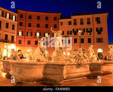 Fontana del Nettuno (Neptunbrunnen) bei Nacht, Piazza Navona, Rom, Italien Stockfoto