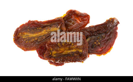 Draufsicht der Sonne getrockneten Tomaten mit Olivenöl auf einem weißen Hintergrund isoliert. Stockfoto