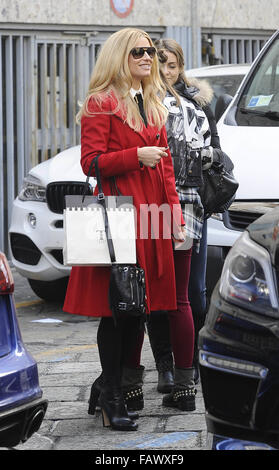 Michelle Hunziker nimmt ihre Tochter Aurora zum Mittagessen mit Freunden am Café Trussardi Mailand mit: Michelle Hunziker Where: Mailand, Italien bei: 3. Dezember 2015 Stockfoto