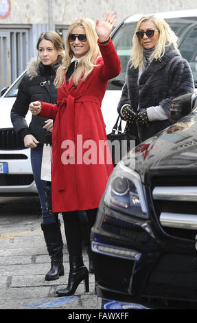 Michelle Hunziker nimmt ihre Tochter Aurora zum Mittagessen mit Freunden am Café Trussardi Mailand mit: Michelle Hunziker Where: Mailand, Italien bei: 3. Dezember 2015 Stockfoto