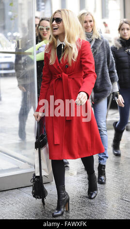 Michelle Hunziker nimmt ihre Tochter Aurora zum Mittagessen mit Freunden am Café Trussardi Mailand mit: Michelle Hunziker Where: Mailand, Italien bei: 3. Dezember 2015 Stockfoto