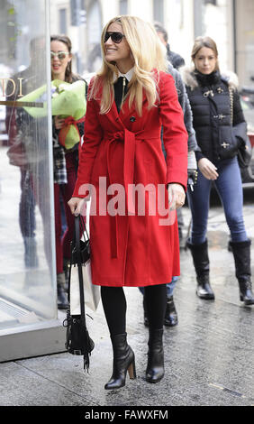 Michelle Hunziker nimmt ihre Tochter Aurora zum Mittagessen mit Freunden am Café Trussardi Mailand mit: Michelle Hunziker Where: Mailand, Italien bei: 3. Dezember 2015 Stockfoto