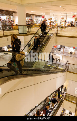 Rolltreppen im Kaufhaus Nordstrom, Innenstadt von Seattle, Washington State, USA Stockfoto