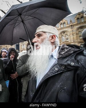 Datei-IMAGES: London, UK. 5. Januar 2016. Datei-Images von 14.02.2014: britische Islamist Shah Jahan Kahn von Luton von der Polizei für die Unterstützung einer verbotenen Organisation angeblich Einladung belastet wurde. Khan, 62, wurde nach einer Untersuchung durch die Metropolitan Police Counter Terror Befehl verhaftet. Khan trommelte, Unterstützung für Islamische Staat durch Verteilen von Flugblättern in der Oxford Street. Hier bei einem islamistischen Protest im Februar 2014 organisiert von radikalen Anjem Choudary gegenüber der französischen Konsulat Kredit gesehen: Guy Corbishley/Alamy Live News Stockfoto