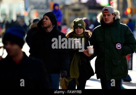 Peking, China. 5. Januar 2016. Menschen gehen über den Times Square in New York City, USA am 5. Januar 2016. Nach den Prognosen der US National Weather Service Gesicht nordöstlichen Teile von New York und New Jersey die kälteste Luft der Saison wie eine Kaltfront aus dem Westen bewegt. © Wang Lei/Xinhua/Alamy Live-Nachrichten Stockfoto