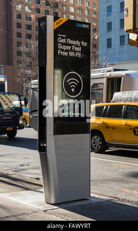 LinkNYC beginnt der Rollout von 7500 Kioske, die vorhandenen Telefonzellen in New York City ersetzen soll. Die Kioske bieten kostenlose Gigabit-Speed Wifi und Handy aufladen, zusammen mit anderen Funktionen kostenlos für die Öffentlichkeit. Dieser befindet sich an der 3rd Avenue und 15th Street. Stockfoto