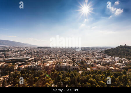 Ansicht von Athen von der Akropolis in Richtung Südwesten, dem Saronischen Golf Mittelmeer kann in der Ferne gesehen werden; Athen, Griechenland Stockfoto