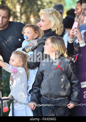 Gwen Stefani genießt einen Tag im Disneyland Park mit ihren drei Söhnen Anaheim, Kalifornien.  Mitwirkende: Gwen Stefani, Kingston Rossdale, Apollo Rossdale wo: Los Angeles, California, Vereinigte Staaten von Amerika bei: 27. November 2015 Stockfoto