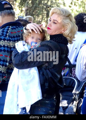 Gwen Stefani genießt einen Tag im Disneyland Park mit ihren drei Söhnen Anaheim, Kalifornien.  Mitwirkende: Gwen Stefani, Apollo Rossdale wo: Los Angeles, California, Vereinigte Staaten von Amerika bei: 27. November 2015 Stockfoto