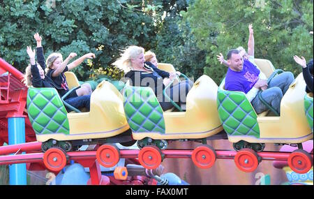 Gwen Stefani genießt einen Tag im Disneyland Park mit ihren drei Söhnen Anaheim, Kalifornien.  Mitwirkende: Kingston Rossdale, Zuma Rossdale wo: Los Angeles, California, Vereinigte Staaten von Amerika bei: 27. November 2015 Stockfoto