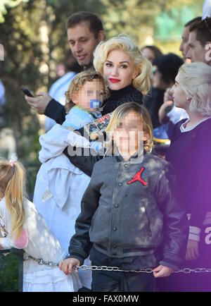 Gwen Stefani genießt einen Tag im Disneyland Park mit ihren drei Söhnen Anaheim, Kalifornien.  Mitwirkende: Gwen Stefani, Kingston Rossdale, Apollo Rossdale wo: Los Angeles, California, Vereinigte Staaten von Amerika bei: 27. November 2015 Stockfoto