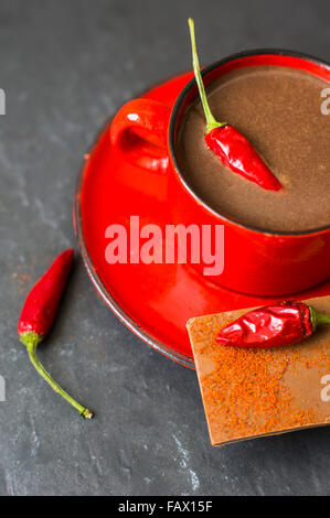 Rote Tasse heiße Schokolade mit rotem Pfeffer, selektiven Fokus Stockfoto