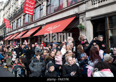 Hamleys Weihnachten Spielzeug Parade 2015. Hamleys ist auch ihren 255ten Geburtstag feiert. Diese Jahre Parade beinhaltet eine Besetzung von 400, einschließlich Marschkapellen, Straßentheater, Spielzeug Fahrzeuge, Spielzeug in Hülle und Fülle, festliche schwimmenden Luftschiffe und eine Vielzahl von beliebten Kinder Stockfoto