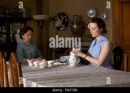 BROOKLYN 2015 Fox Searchlight Film mit Saoirse Ronan auf der rechten Seite und Julie Walters Stockfoto