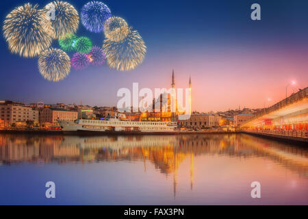 Panorama von Istanbul einen dramatischen Sonnenuntergang vom Galata-Brücke mit Feuerwerk, Istanbul, Türkei Stockfoto