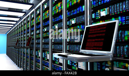 Terminal-Monitor im Serverraum mit Server-Racks im Rechenzentrum Interieur Stockfoto