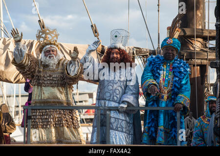 Barcelona, Spanien. 5. Januar 2016. Die Heiligen drei Könige kommen mit dem Boot nach Barcelona, Spanien, Dienstag, 5. Januar 2016. Es ist eine Parade als Symbol für die Ankunft der Heiligen drei Könige nach Bethlehem, die nach der Geburt von Jesus. In Spanien und vielen lateinamerikanischen Ländern Epiphanie ist der Tag, als Geschenke ausgetauscht werden. Bildnachweis: Charlie Perez/Alamy Live-Nachrichten Stockfoto