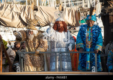 Barcelona, Spanien. 5. Januar 2016. Die Heiligen drei Könige kommen mit dem Boot nach Barcelona, Spanien, Dienstag, 5. Januar 2016. Es ist eine Parade als Symbol für die Ankunft der Heiligen drei Könige nach Bethlehem, die nach der Geburt von Jesus. In Spanien und vielen lateinamerikanischen Ländern Epiphanie ist der Tag, als Geschenke ausgetauscht werden. Bildnachweis: Charlie Perez/Alamy Live-Nachrichten Stockfoto