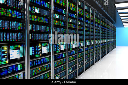 Terminal-Monitor im Serverraum mit Server-Racks im Rechenzentrum Interieur Stockfoto
