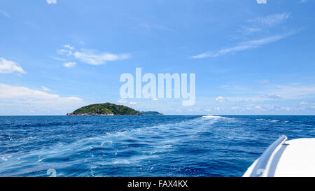 Reisen Sie mit dem Schnellboot zu den Inseln in der schönen Landschaft des blauen Meeres und des Himmels im Sommer im Mu Ko Similan National Park, Stockfoto