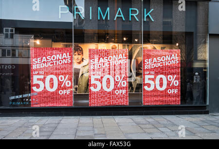 Zum halben Preis oder weniger Verkauf Zeichen im Primark-Fenster Stockfoto