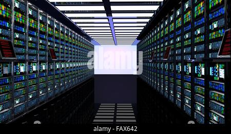 Terminal-Monitor im Serverraum mit Server-Racks im Rechenzentrum Interieur Stockfoto