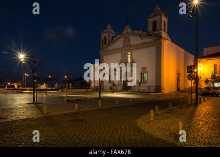 Infante Dom Henrique-Platz und die Kirche Santa Maria in Lagos, Algarve, Portugal in der Nacht Stockfoto