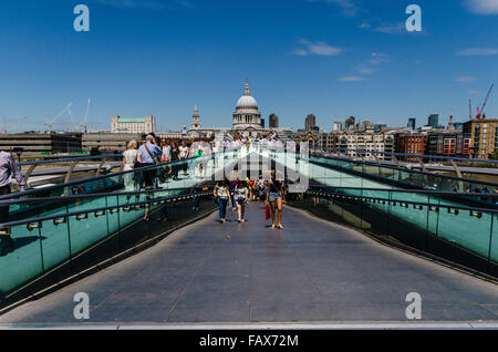 Menschen zu Fuß über London Millennium Fußgängerbrücke. St. Pauls-Kathedrale im Blick. Stockfoto