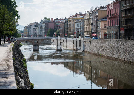 Osmanische Latin Brücke über den Fluss Miljacka in Stadt Sarajevo, Bosnien und Herzegowina Stockfoto