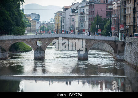 Osmanische Latin Brücke über den Fluss Miljacka in Stadt Sarajevo, Bosnien und Herzegowina Stockfoto