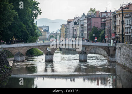 Osmanische Latin Brücke über den Fluss Miljacka in Stadt Sarajevo, Bosnien und Herzegowina Stockfoto