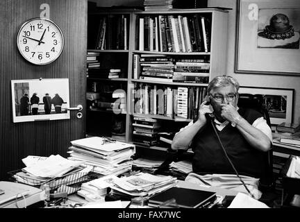 AJAXNETPHOTO. 2003. LONDON, ENGLAND. -VERBUNDENE PRESSE-FOTO-EDITOR - ZWEI MAL PULLITZER PRIZE GEWINNER HORST FAAS, EUROPA UND NAHEN OSTEN DRAHT AGENTUR NEWS FOTO-EDITOR BEI DER ARBEIT IN SEINEM LONDONER BÜRO. FOTO: JONATHAN EASTLAND/AJAX REF: CD4307BW 33 1A Stockfoto