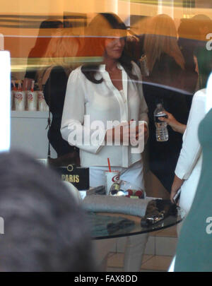 Kylie Jenner startet ihre neueste Linie von Lippe Glossen in der Dash-Boutique mit West Hollywood: Caitlyn Jenner wo: Los Angeles, California, Vereinigte Staaten von Amerika bei: 30. November 2015 Stockfoto