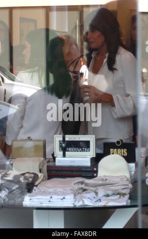 Kylie Jenner startet ihre neueste Linie von Lippe Glossen in der Dash-Boutique mit West Hollywood: Caitlyn Jenner wo: Los Angeles, California, Vereinigte Staaten von Amerika bei: 30. November 2015 Stockfoto