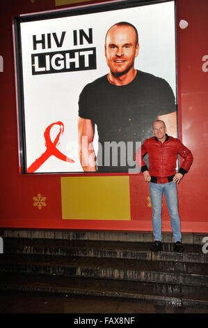 Homosexuell Rechte Aktivist, Philip Christopher Baldwin startet Welt-Aids-Tag mit "HIV im Licht", am Piccadilly Circus Featuring: Philip Christopher Baldwin wo: London, Vereinigtes Königreich bei: 30. November 2015 Stockfoto