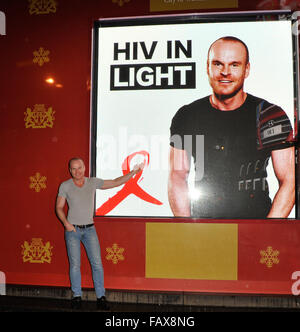 Homosexuell Rechte Aktivist, Philip Christopher Baldwin startet Welt-Aids-Tag mit "HIV im Licht", am Piccadilly Circus Featuring: Philip Christopher Baldwin wo: London, Vereinigtes Königreich bei: 30. November 2015 Stockfoto