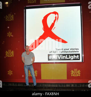 Homosexuell Rechte Aktivist, Philip Christopher Baldwin startet Welt-Aids-Tag mit "HIV im Licht", am Piccadilly Circus Featuring: Philip Christopher Baldwin wo: London, Vereinigtes Königreich bei: 30. November 2015 Stockfoto