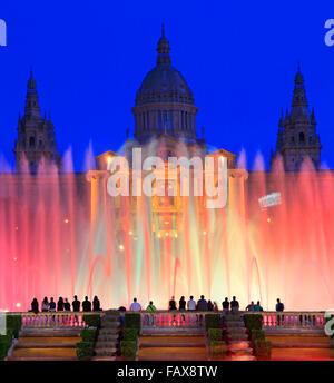 Museu Nacional d ' Art de Catalunya und magischen Brunnen in der Abenddämmerung, Barcelona, Spanien Stockfoto