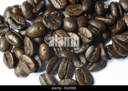 Nahaufnahme von gerösteten Kaffeebohnen auf weißem Hintergrund Stockfoto