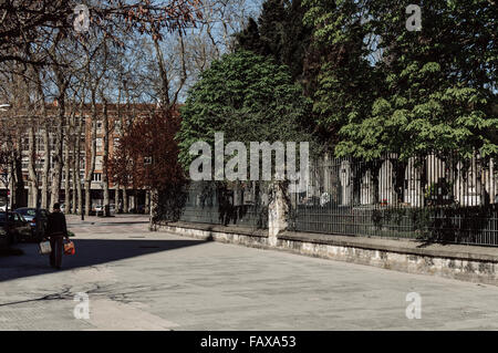 Friedhof Zaun auf einer Straße in der Stadt Vitoria. Spanien Stockfoto