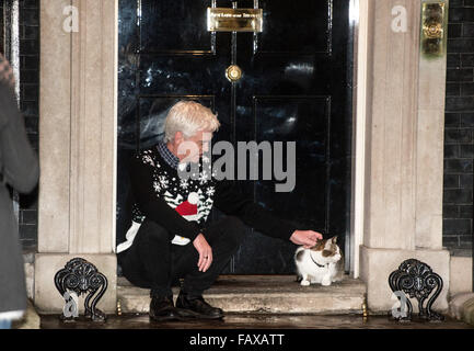 Phillip Schofield Dreharbeiten zu "Good Morning Britain" in 10 Downing Street Featuring: Phillip Schofield wo: London, Vereinigtes Königreich als: 1. Dezember 2015 Stockfoto