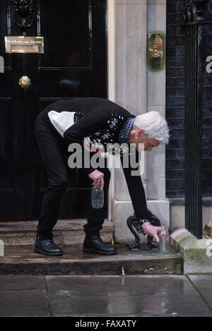 Phillip Schofield Dreharbeiten zu "Good Morning Britain" in 10 Downing Street Featuring: Phillip Schofield wo: London, Vereinigtes Königreich als: 1. Dezember 2015 Stockfoto