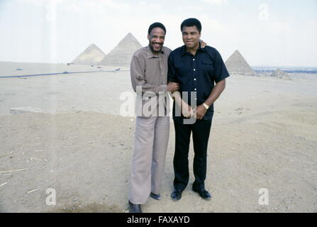 Die Pyramiden von Gizeh, Kairo, Ägypten - 1986 - Schwergewichts-Boxweltmeister Muhammad Ali auf einem Goodwill Besuch in Ägypten. Stockfoto