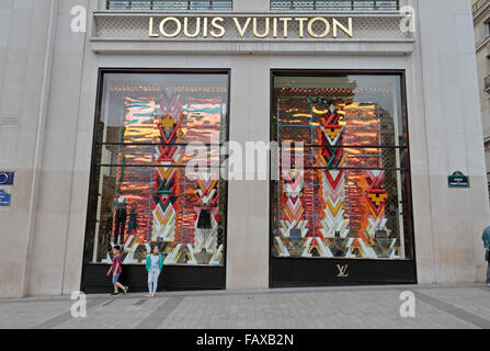 Die Louis Vuitton speichern auf der Avenue des Champs-Élysées in Paris, Frankreich. Stockfoto