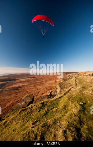 Gleitschirm fliegen aus Stanage Edge im Peak District National Park Stockfoto