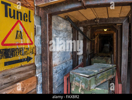 Munition Boxen im Museum von Sarajevo Tunnel Baujahr 1993 während der Belagerung von Sarajevo, Stadt mit bosnischen gehaltenen Territorium zu verknüpfen Stockfoto